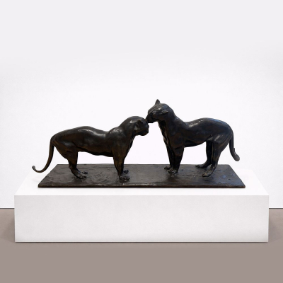Escultura en bronce "Dos panteras lamiendose", firmado 'Bugatti 1906'.  