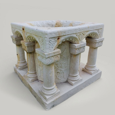 Gran pozo monumental de m&aacute;rmol tallado con blasones her&aacute;ldicos, Italia, siglo XX. 