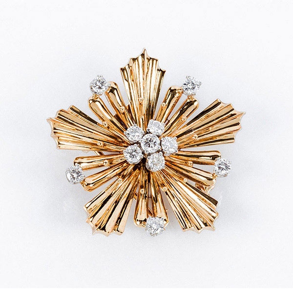 Elegante alfiler vintage de CARTIER en s&oacute;lida montura de oro amarillo 18 K, con motivo de estrella y roset&oacute;n de limpios y blancos diamantes 