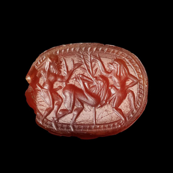 Escarabeo de cornalina tallado con sátiros danzando. Griego, periodo arcaico, siglo VI a.C.