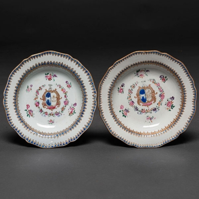 Pareja de platos blasonados en porcelana de compañía de Indias época Quianlong (1736-1795)