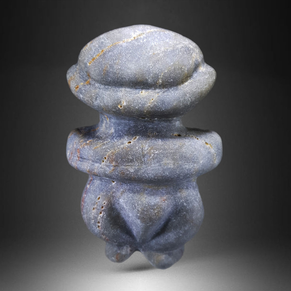 Figura femenina esteatopígica neolítica en mármol, región mediterránea, c. 5000–3000 a. C.