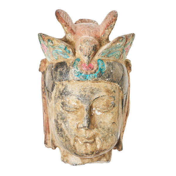 Fragmento de testa de la diosa Guanyin en piedra tallada y policromada, s.XX, sudeste asiático.
