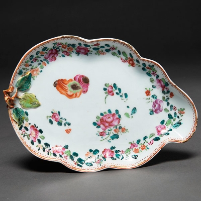 Fuente en porcelana china Compañía de Indias en forma de hoja. Siglo XVIII. 