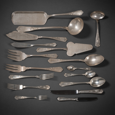 Cuberter&iacute;a de doce servicios en plata espa&ntilde;ola y punzonada del siglo XX.