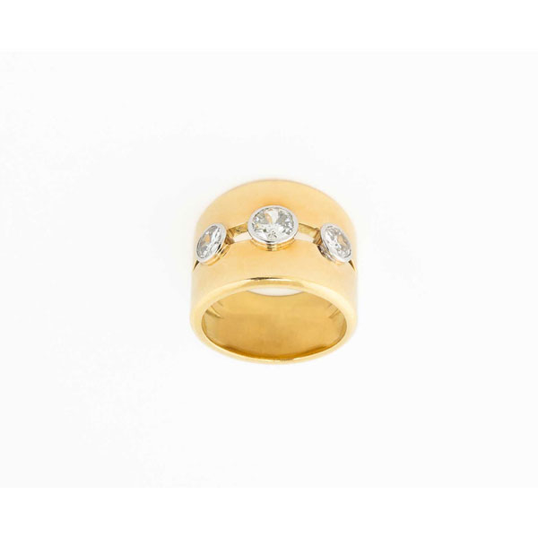 Sortija ancha en sólida montura lisa de oro amarillo 18 K con fila de tres limpios y blancos diamantes talla brillante antigua