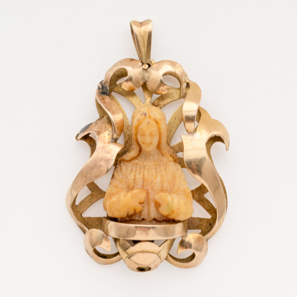 Medalla capilla en oro con representaciòn de Virgen en resina,