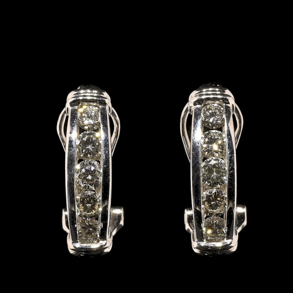 Pendientes en oro blanco de 18 kt y diamantes de 1,11 ct.  