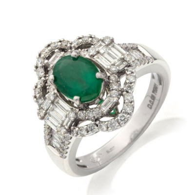 Sortija en oro blanco con esmeralda central, diamantes talla baguette a los lados y diamantes talla brillante alrededor 