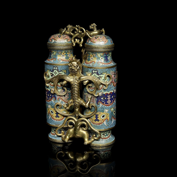 Doble jarrón de bronce dorado con esmalte cloisonné "Dragón y fénix", dinastía Qing, s. XVII-XVIII. 