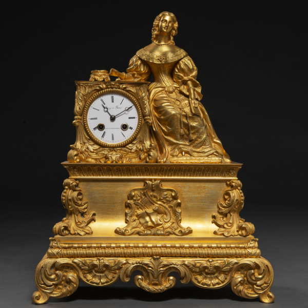 Reloj de sobremesa francés estilo Luis XV en bronce dorado. Trabajo francés, h. 1840