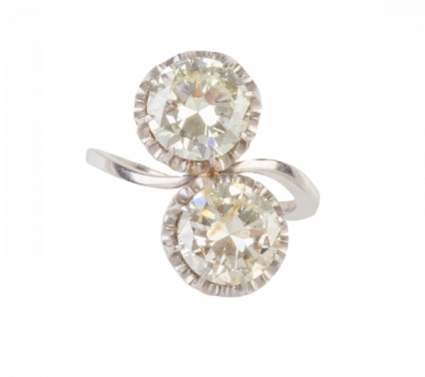 Sortija tu y yo de dos brillantes de 2,10 ct apox cada uno.    En oro blanco de 18K.