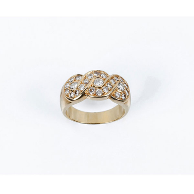 Sortija en oro amarillo, decorada con tres motivos ondulantes con diamantes talla brillante.