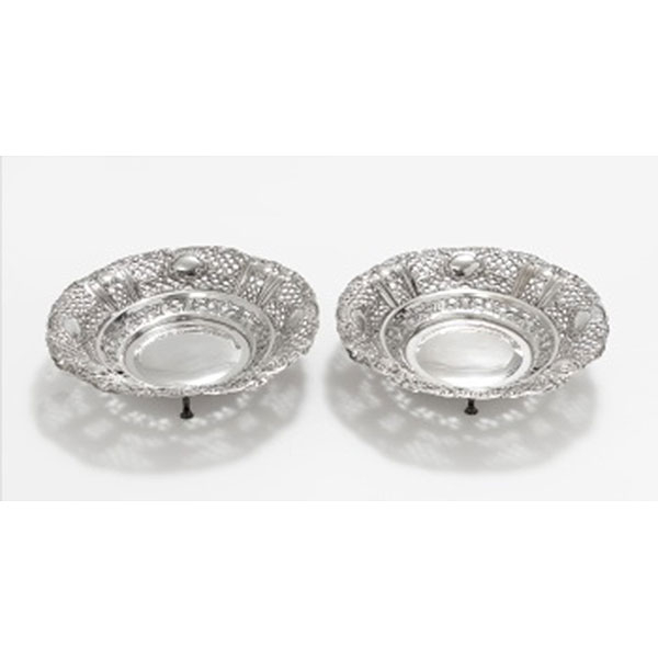 Pareja de centros en plata calada con decoración de flores, pájaros y rocallas. Estilo Luis XVI. Marcas de platero.  S. XX