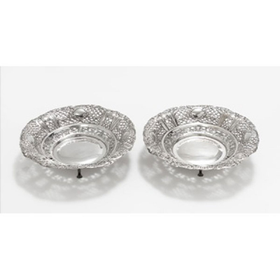 Pareja de centros en plata calada con decoración de flores, pájaros y rocallas. Estilo Luis XVI. Marcas de platero.  S. XX