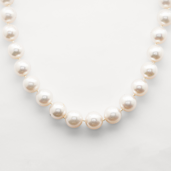 Espectacular collar de perlas australianas de 14-15,5 mm con cierre montado en oro blanco.