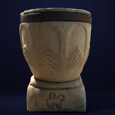 Pila bautismal catalana siglo XII con motivos templarios en piedra caliza. 