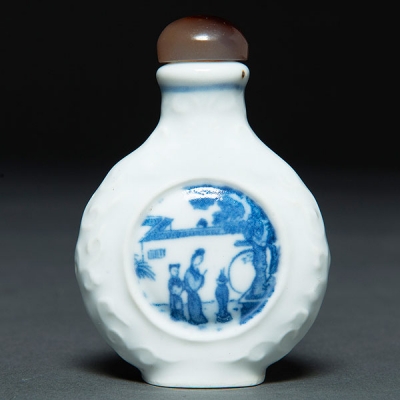 Snuff Chino realizado en porcelana azul y blanca. Trabaja Chino, Siglo XVIII. 