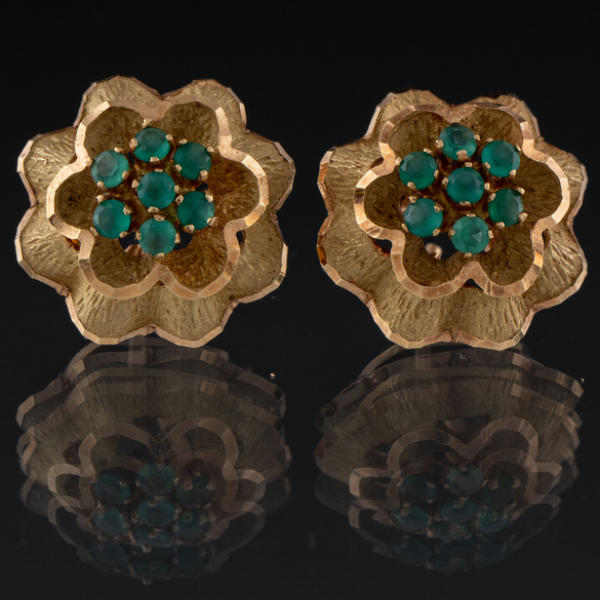 Pareja de pendientes en forma de flor en oro amarillo de 18 kt con esmeraldas.