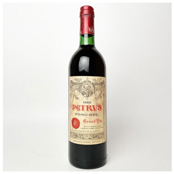 1 botella de Petrus 1982, Mc, Pomerol. Etiqueta manchada
