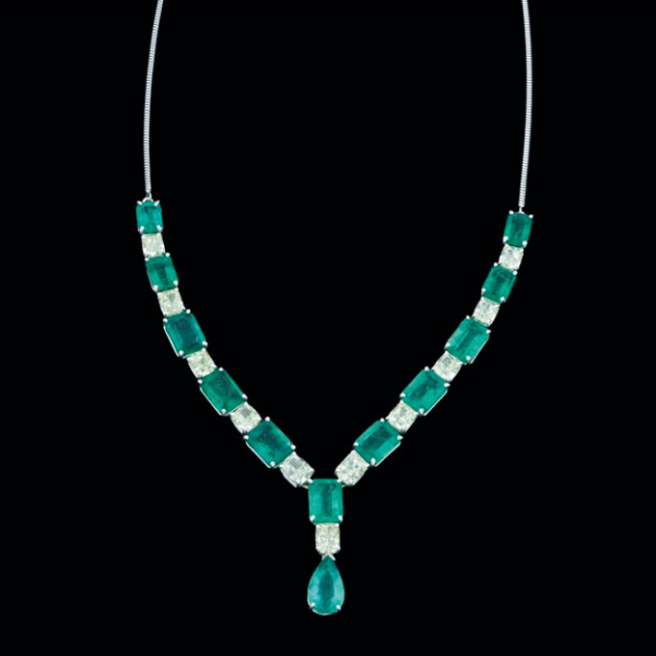 Muy bello collar-gargantilla de oro blanco de 18 K. con esmeraldas colombianas y diamantes fancy 