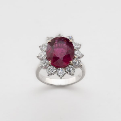 Sortija roset&oacute;n en oro blanco con rubelita (Brasil) talla oval orlada por diamantes talla brillante. 