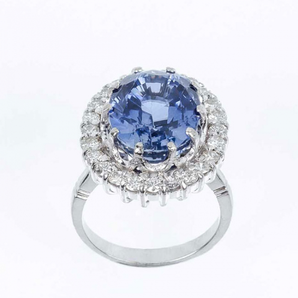 Elegante sortija en sólida montura de oro blanco con bello zafiro difusión azul 
