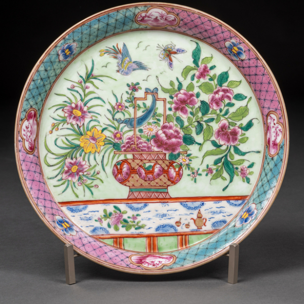 Plato en porcelana china familia rosa del siglo XX