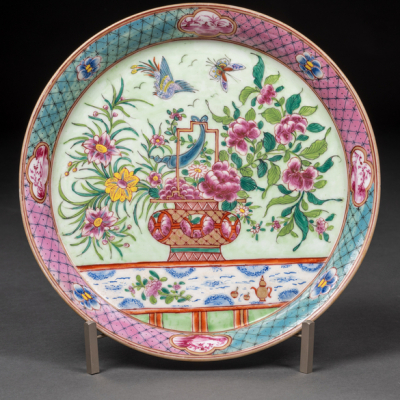 Plato en porcelana china familia rosa del siglo XX