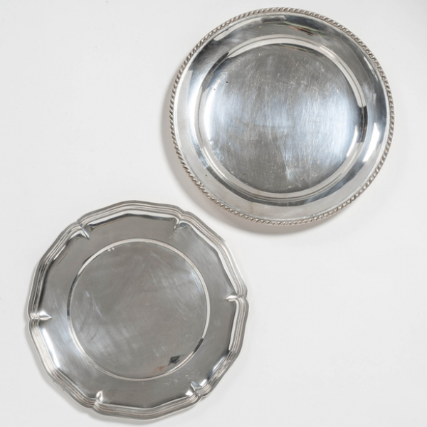 Conjunto de dos bandejas circulares en plata espa&ntilde;ola y punzonada del siglo XX.