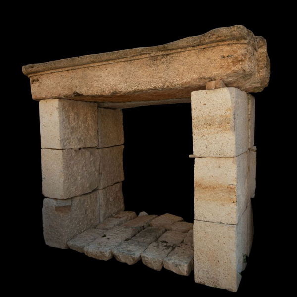 Chimenea de piedra de Colmenar del siglo XVIII.