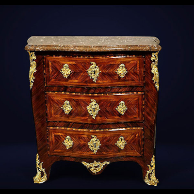 Cómoda de entrepaño en madera de &quot;bois de violette&quot; - Trabajo parisino de la época de Luis XV.
