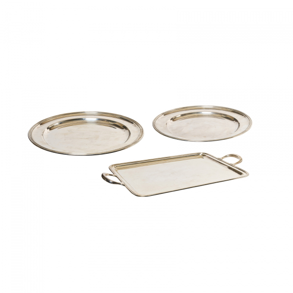 Lote de tres bandejas en plata española punzonada con contrastes del platero J. Roca, s.XX. 