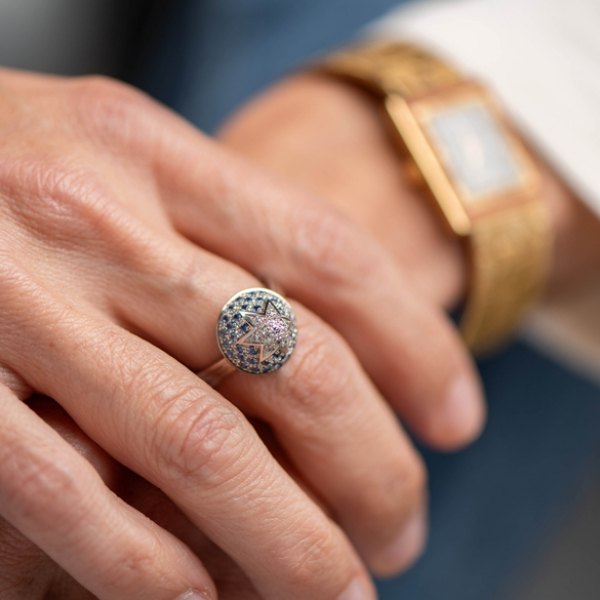 Anillo Jean Paul Gautier en oro blanco de 18 kt con brillantes blancos y azules.