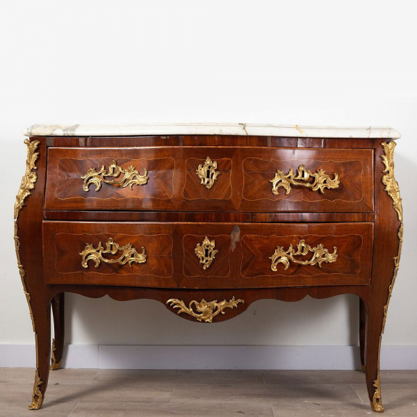 Importante c&oacute;moda francesa Luis XV original estampillada Antoine Mathieu Criard, siglo XVIII.   En marqueter&iacute;a y apliques en bronce dorado.