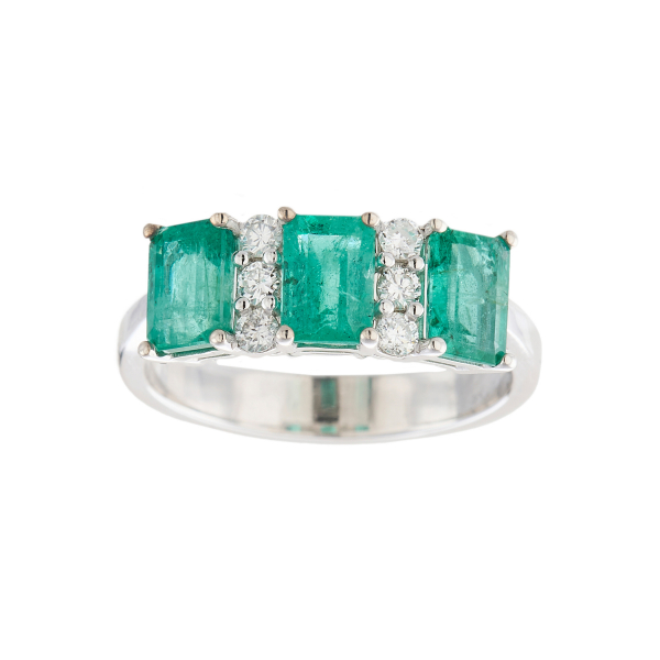Sortija en oro blanco con tres esmeraldas talla esmeralda y tríos de diamantes talla brillante alternados.