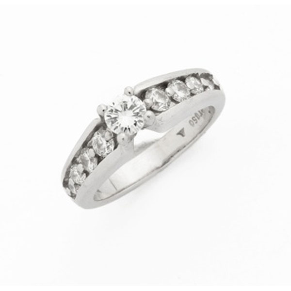 Sortija en oro blanco con diamante talla brillante central y diamantes talla brillante a los lados