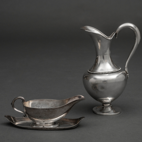 Conjunto de jarra de agua y salsera en plata española y punzonada del siglo XX.