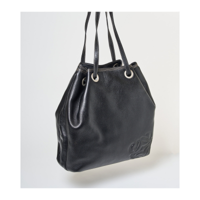 LOEWE. Bolso en cuero de tonalidad negra de cierre tipo saco con costuras en hilo blanco y logotipo de la firma grabado en relieve sobre la piel.