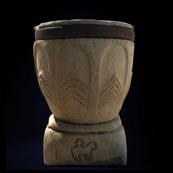 Pila bautismal siglo XII con motivos templarios catalana piedra caliza.