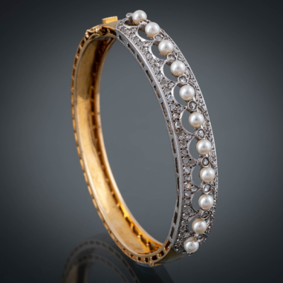 Brazalete r&iacute;gido con abertura en oro amarillo de 18 kt con brillantes talla antigua y perlas.