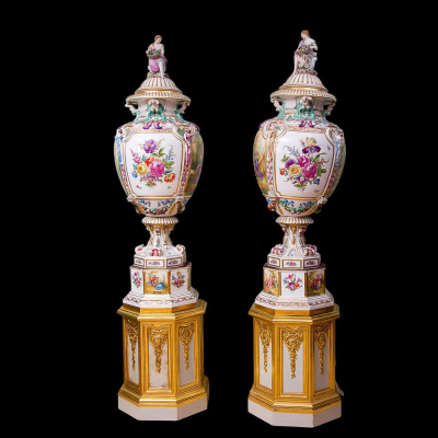 Pareja de Monumentales jarrones en porcelana de Viena del siglo XIX en porcelana policromada sobre peana.