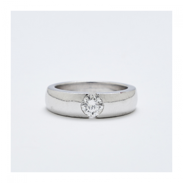 Sortija solitario en oro blanco con diamante talla brillante engastado en chatón. Peso diamante: 0,64 ct. aprox.
