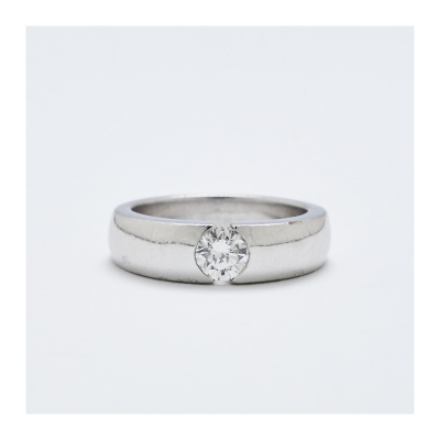 Sortija solitario en oro blanco con diamante talla brillante engastado en chatón. Peso diamante: 0,64 ct. aprox.