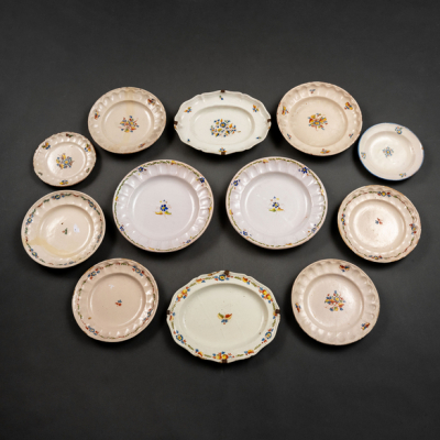 Conjunto de doce platos y bandejas de cerámica de Alcora del siglo XVIII