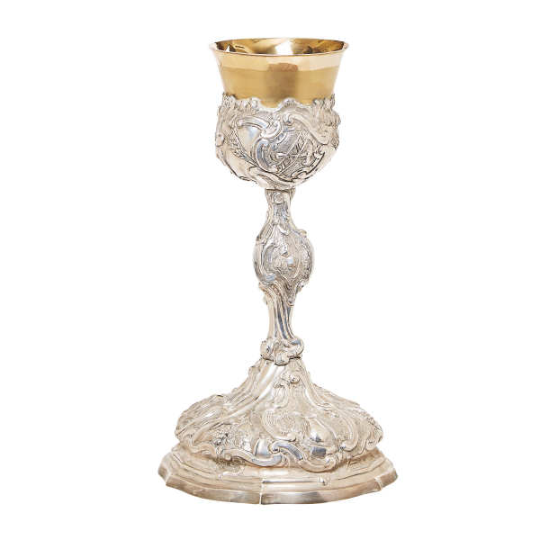 Cáliz estilo Barroco en plata catalana punzonada con contrastes de Barcelona y decoración repujada de roleos, acantos y Arma Christi, ppios. del s.XIX.