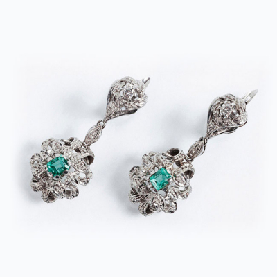Pendientes antiguos, largos, en oro blanco 18 K, formados por dos cuerpos calados, en movimiento con un limpio y blanco diamante y esmeraldas