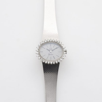 OMEGA. Reloj joya de pulsera para se&ntilde;ora en oro blanco con brazalete integrado y acabado satinado.