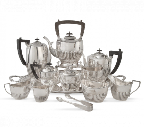 Juego de café y té eduardino de plata de estilo Jorge III, con mangos de madera. Inglaterra, h. 1904. 