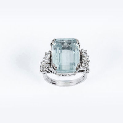 Sortija vintage en platino, con una bonita aguamarina natural, talla esmeralda, en garras, sobre copa calada 